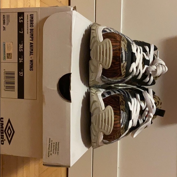 Umbro Bumpy Sneakers - size 7 women’s - Brand new - Picture 3 of 8